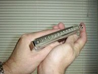 Как держать хроматическую гармонику